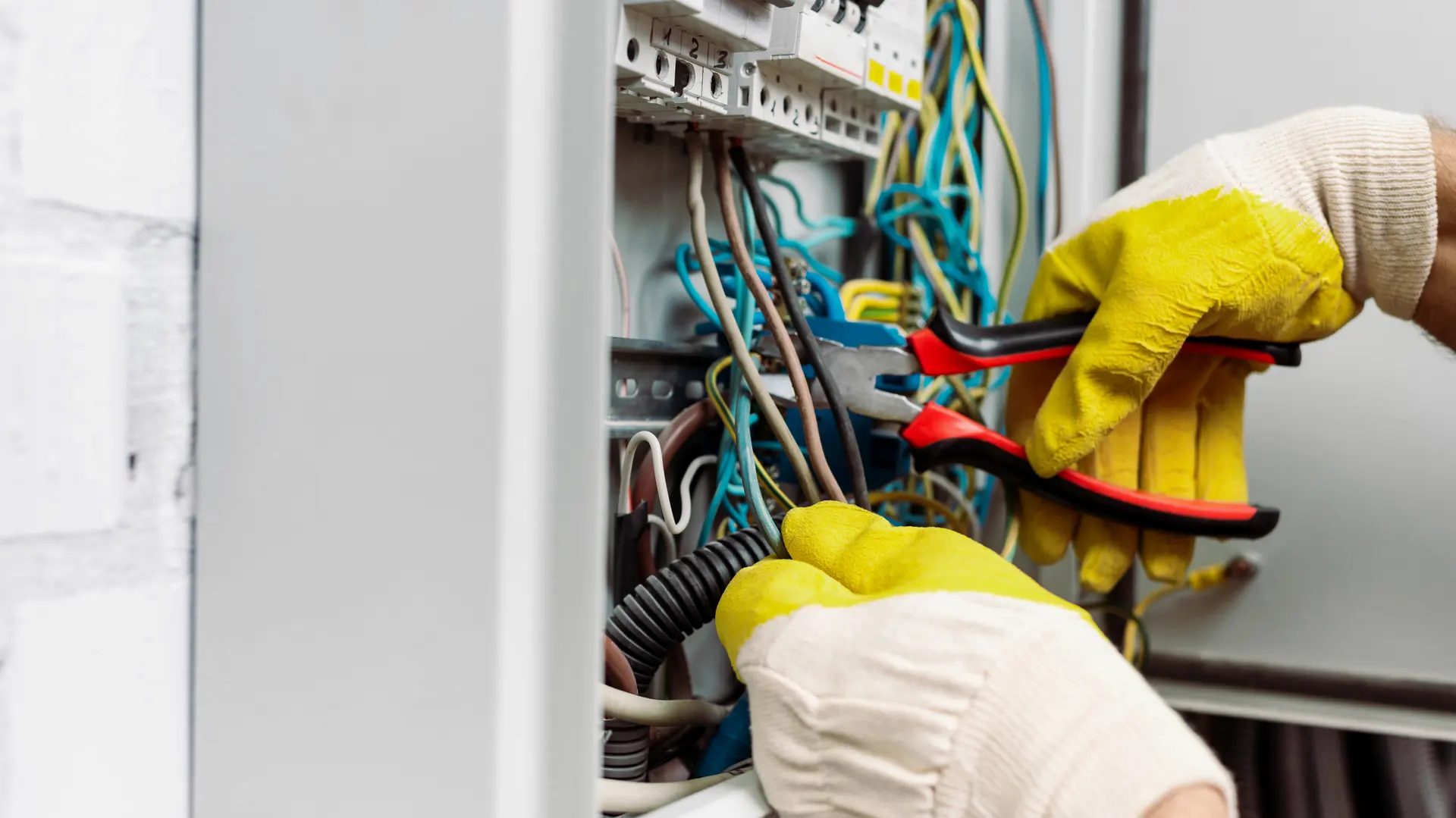 Électricien professionnel en intervention à Paris